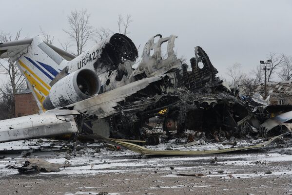 Разрушенный в результате обстрела самолет в аэропорту города Донецка