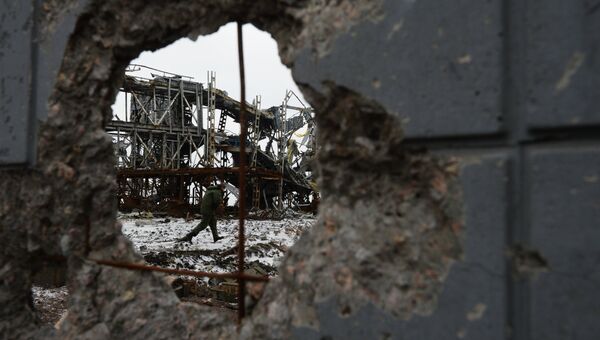 Ополченец Донецкой народной республики (ДНР) у разрушенного в результате обстрела здания в аэропорту города Донецка, архивное фото
