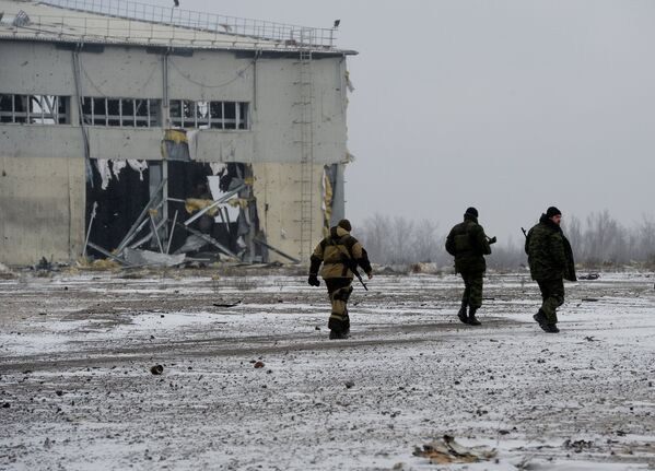 Ополченцы Донецкой народной республики (ДНР) у разрушенного в результате обстрела здания в аэропорту города Донецка