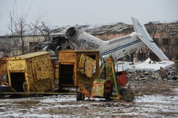 Разрушенный в результате обстрела самолет в аэропорту города Донецка.