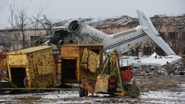 Разрушенный в результате обстрела самолет в аэропорту города Донецка. Архивное фото