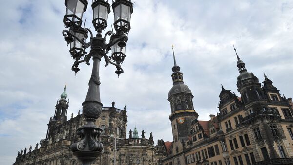 Кафедральный собор Святой Троицы Хофкирхе и Дрезденский дворец-резиденция (справа) в Дрездене