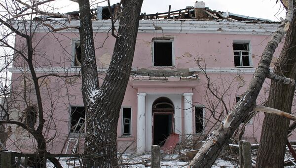 Здание, поврежденное в результате обстрела, на улице Путиловская роща в Донецке