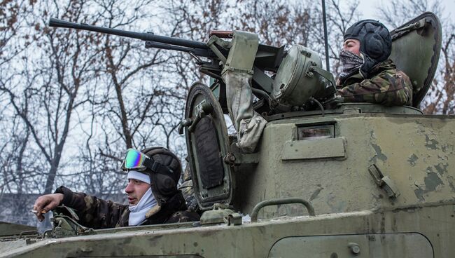 Украинские военнослужащие на дороге между Дебальцево и Артемовском. Архивное фото