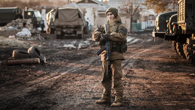 Ополченец Донецкой народной республики в окрестностях Дебальцево. Архивное фото