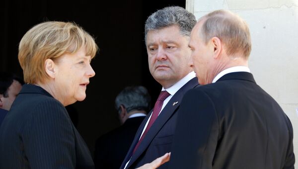 Президент России Владимир Путин, избранный президент Украины Петр Порошенко и канцлер ФРГ Ангела Меркель.  Архивное фото
