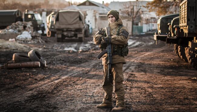 Ополченец Донецкой народной республики в окрестностях Дебальцево Донецкой области