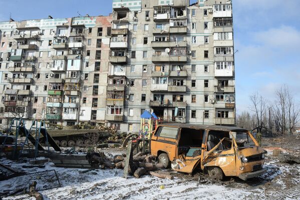 Разрушенный в результате обстрела дом в поселке Октябрьский в Донецке