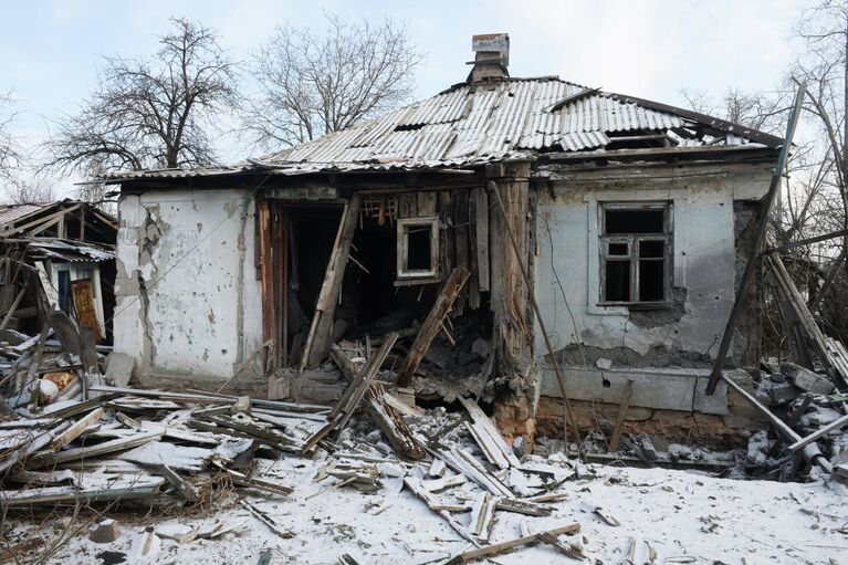 Разрушенный в результате обстрела дом в поселке Октябрьский в Донецке