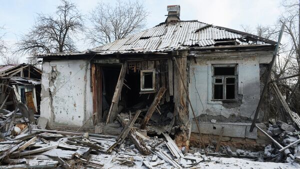 Разрушенный в результате обстрела дом в поселке Октябрьский в Донецке. Архивное фото