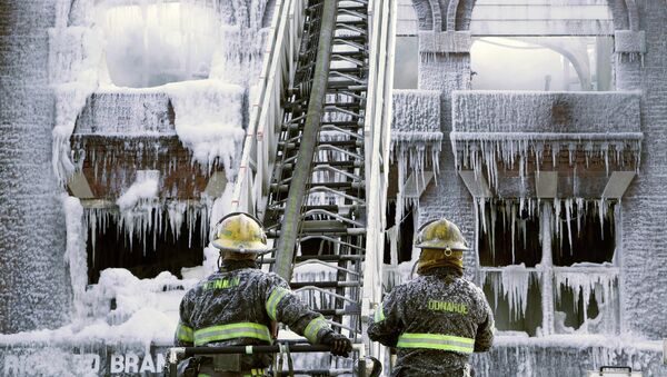 Пожарные на месте пожара в Филадельфии во время сильных морозов