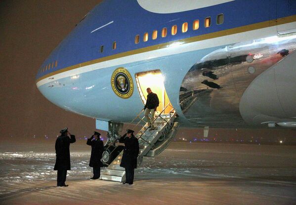 Президент США Барак Обама выходит из самолета во время сильного снегопада в Вашингтоне