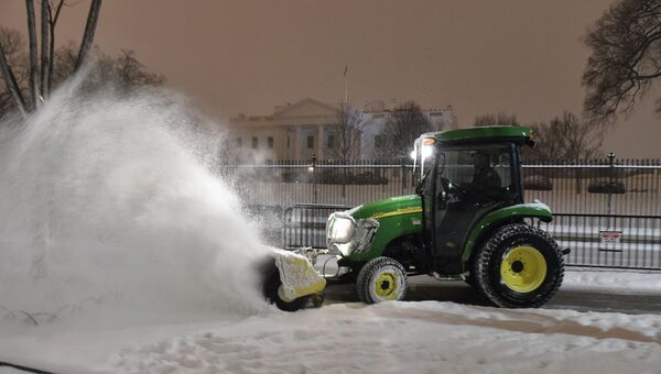 Уборка снега перед Белым домом в Вашингтоне