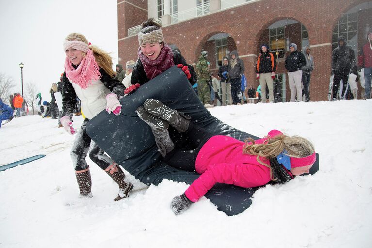 Студенты университета Кентукки во время снегопада