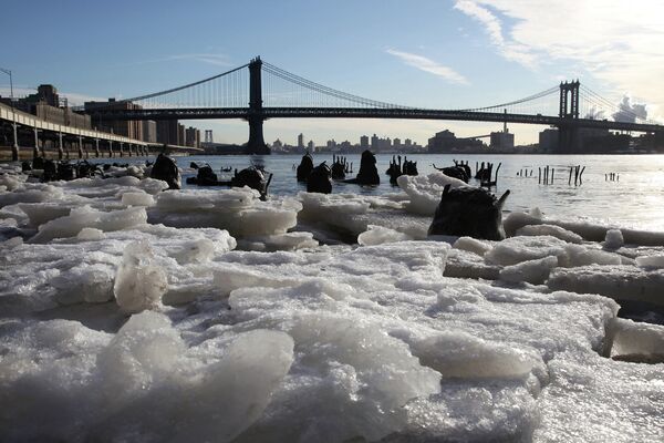 Лед на берегу Манхэттена в Нью-Йорке