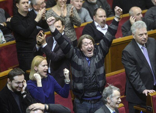 Депутаты от оппозиции Верховной Рады Украины радуются результатам голосования о внесении изменений в Конституцию страны. 21 февраля 2014