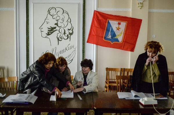 Сотрудницы избирательной комиссии готовят свой участок для голосования на предстоящем 16 марта референдуме