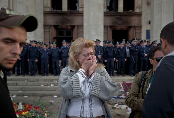 Женщина плачет у Дома профсоюзов в Одессе. 3 мая 2014