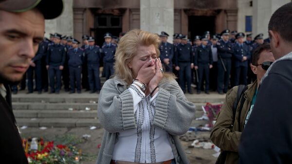 Женщина плачет у Дома профсоюзов в Одессе. 3 мая 2014 года 
