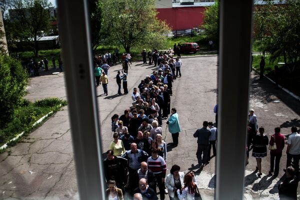 Очередь на избирательном участке во время референдума на окраине Донецка. 11 мая 2014