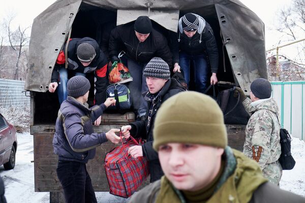 Добровольцы собираются на военной базе в Донецке в первый день мобилизации. 10 февраля 2015