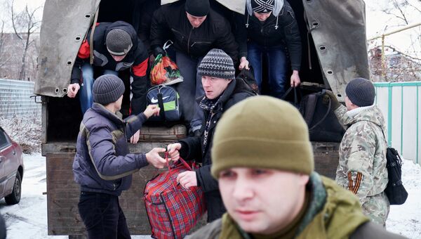 Добровольцы собираются на военной базе в Донецке. Архивное фото