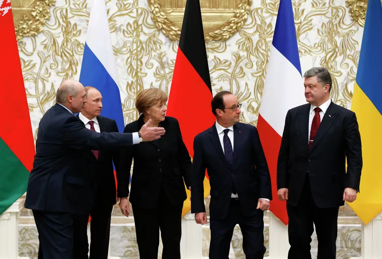 Президент Белоруссии Александр Лукашенко, президент России Владимир Путин, канцлер Германии Ангела Меркель, президент Франции Франсуа Олланд и президент Украины Петр Порошенко во Дворце независимости в Минске Президент Белоруссии Александр Лукашенко, президент России Владимир Путин, канцлер Германии Ангела Меркель, президент Франции Франсуа Олланд и президент Украины Петр Порошенко во Дворце независимости в Минске