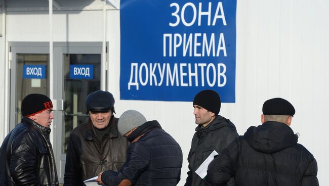 Посетители многофункционального миграционного центра в Москве