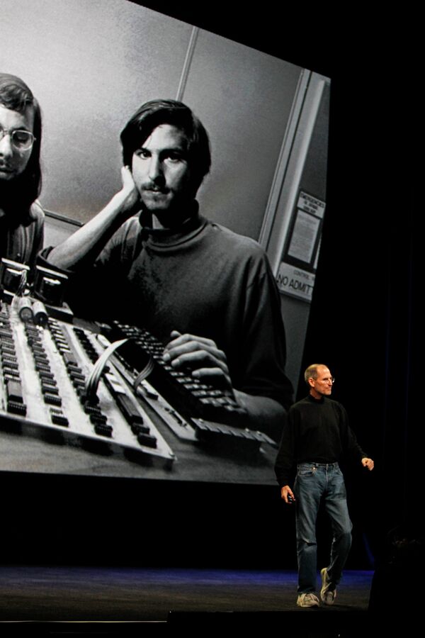 Один из основателей, председатель совета директоров и CEO корпорации Apple Стив Джобс. 2010 год