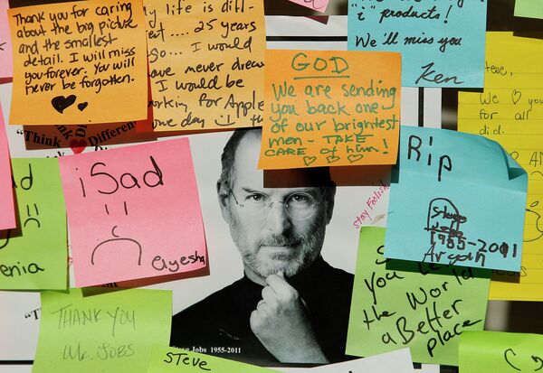 Фото Стива Джобса с записками от поклонников на стенах магазина Apple в Калифорнии. 2011 год
