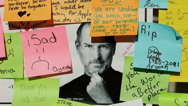 Фото Стива Джобса с записками от поклонников на стенах магазина Apple в Калифорнии. 2011 год
