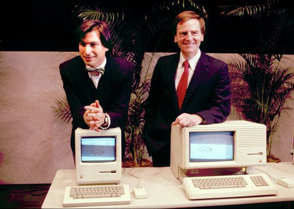 Стив Джобс и Джон Скалли. 1984 год