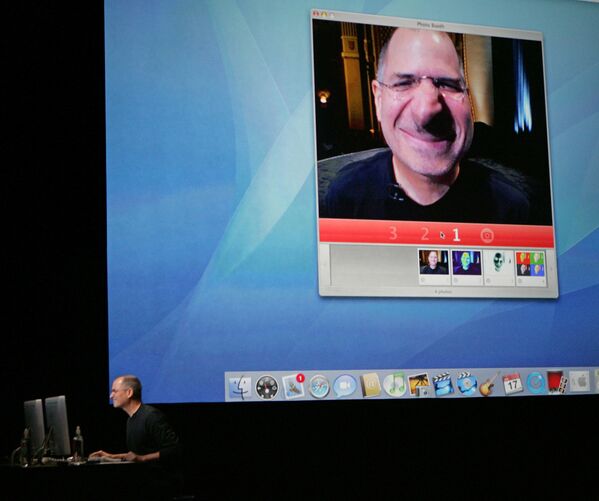 Один из основателей, председатель совета директоров и CEO корпорации Apple Стив Джобс. 2005 год