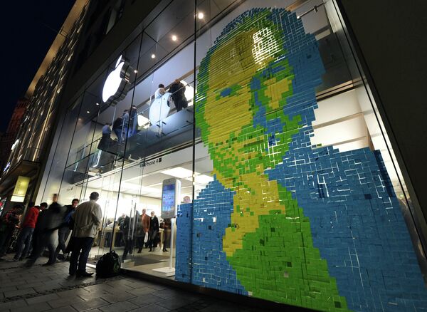 Лицо основателя корпорации Apple Стива Джобса, выложенное из записок поклонников на стене магазина Apple в Мюнхене. 2011 год