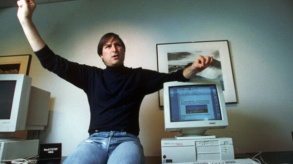 Один из основателей, председатель совета директоров и CEO корпорации Apple Стив Джобс. 1993 год