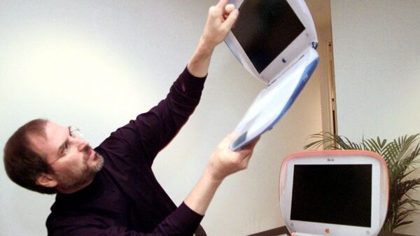 Стив Джобс и ноутбук iBook. 1999 год