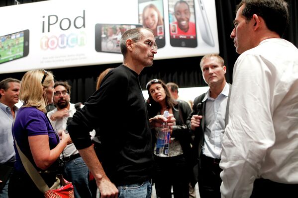 Исполнительный директор Apple Стив Джобс общается с журналистами. Сан-Франциско, 2010 год