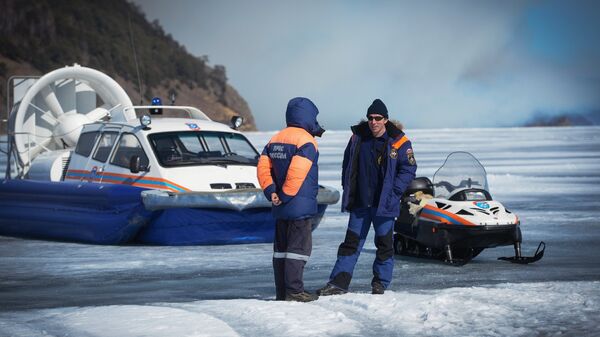 Сотрудники МЧС на льду озера Байкал