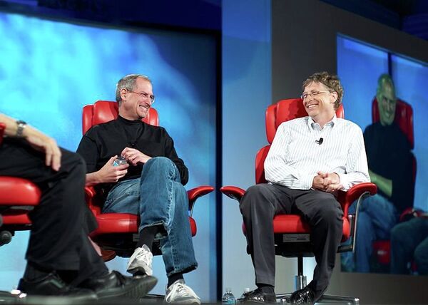 Исполнительный директор Apple Стив Джобс и американский предприниматель Билл Гейтс. 2007 год
