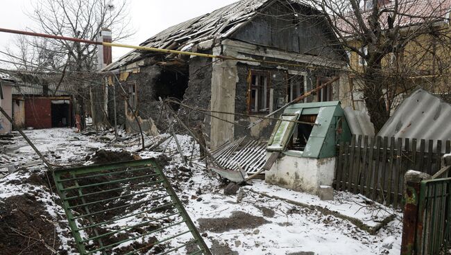 Разрушенный в результате обстрела дом в поселке Октябрьский в Донецке