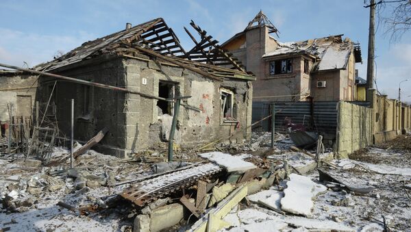Разрушенные в результате обстрела дома в поселке Октябрьский в Донецке. Архивное фото