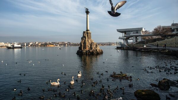 Вид на памятник Затопленным кораблям в Севастополе. Архивное фото