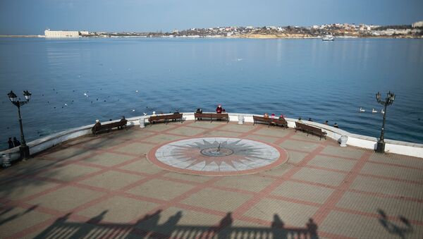 Солнечные часы на набережной Севастополя. Архивное фото