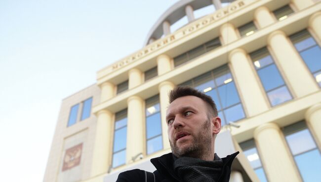 А.Навальный у здания Мосгорсуда