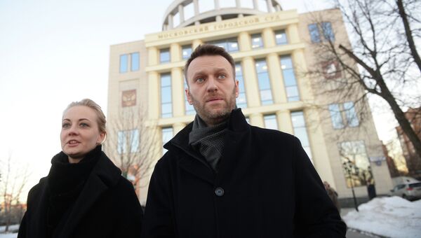 Юрист, политик Алексей Навальный с супругой Юлией