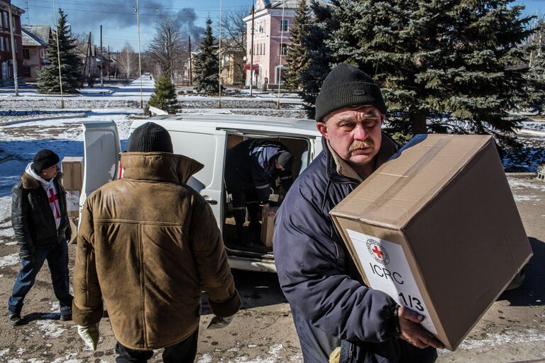 Разгрузка гуманитарной помощи в дом культуры поселка Мироновский на Украине