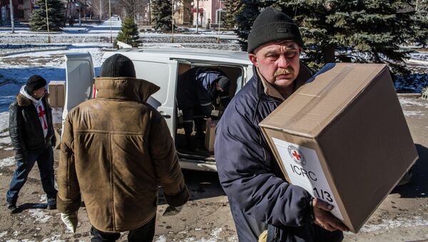 Разгрузка гуманитарной помощи в дом культуры поселка Мироновский на Украине
