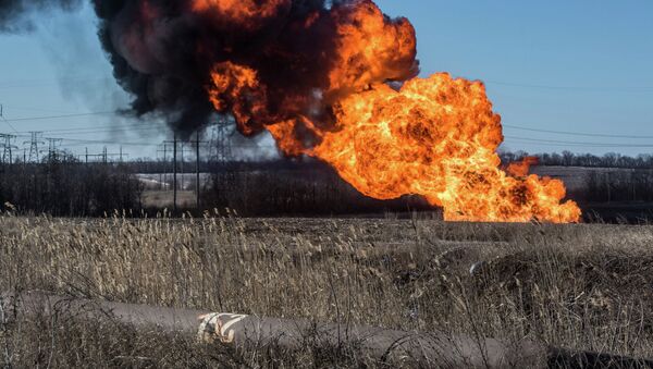 Газопровод горит после обстрела в Донецкой области. 17 февраля 2015