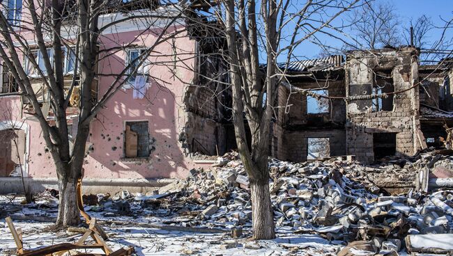 Разрушенный жилой дом в Донецкой области. Архивное фото