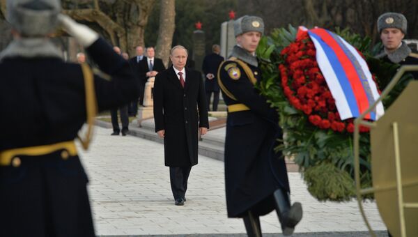 Президент России Владимир Путин во время церемонии возложения венка к Воинскому мемориалу советским солдатам в Будапеште